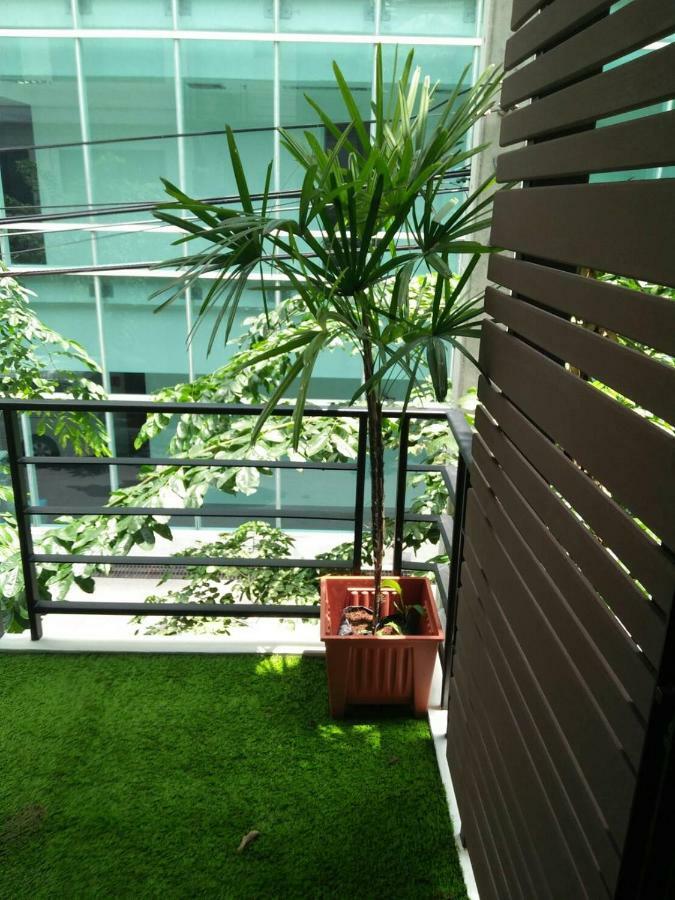 Appartamento Live Like A Local In Ekkamai Bangkok Esterno foto