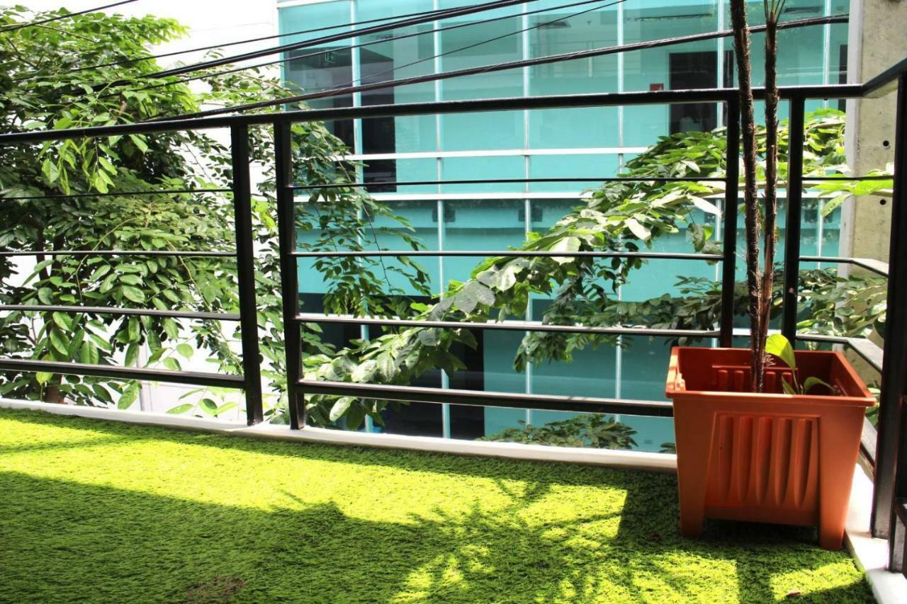Appartamento Live Like A Local In Ekkamai Bangkok Esterno foto