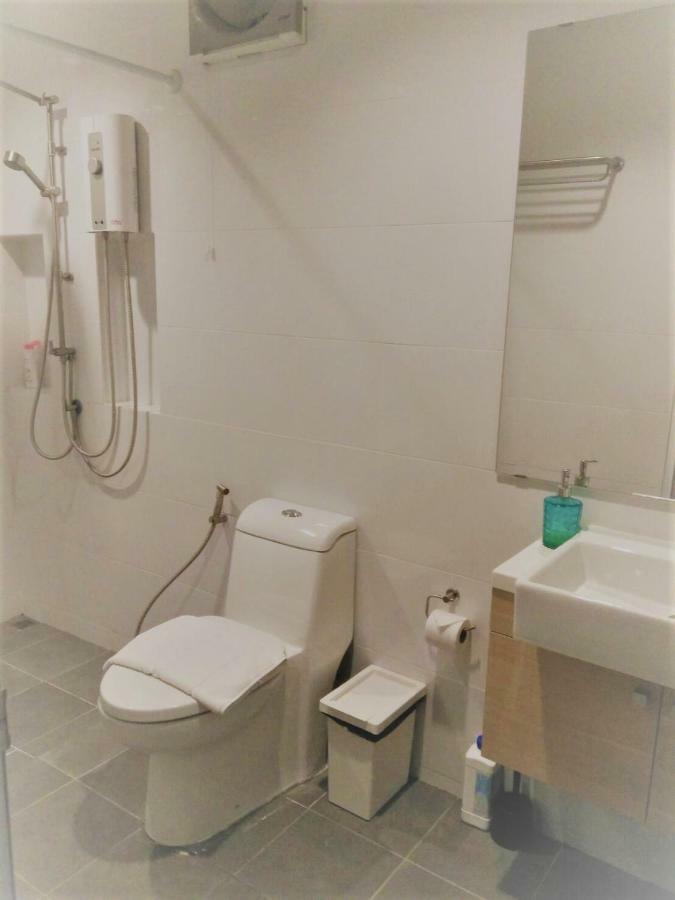Appartamento Live Like A Local In Ekkamai Bangkok Esterno foto