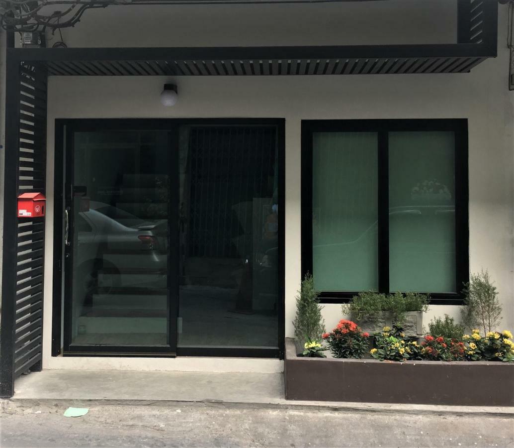 Appartamento Live Like A Local In Ekkamai Bangkok Esterno foto